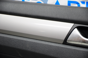 Обшивка двери карточка передняя левая VW Passat b7 12-15 USA черн с черн вставкой кожа, подлокотник кожа, молдинг серый глянец, надрывы, слом креп,царапины