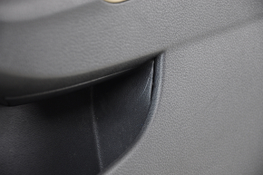 Обшивка двери карточка передняя правая VW Jetta 11-18 USA черн с беж вставкой кожа, подлокотник кожа, молдинг беж, царапины
