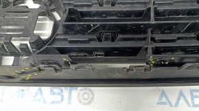 Решетка радиатора grill VW Tiguan 18- без эмблемы, под радар круиз, песок, надломы отсутствуют фрагменты, слом креп