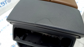 Консоль центральная подлокотник и подстаканники Audi Q7 16- коричневая, надломана, царапины