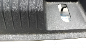 Накладка отвору багажника VW Tiguan 18-чорна, подряпини