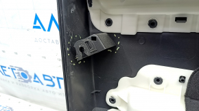 Обшивка двери карточка передняя правая VW Tiguan 18- черная, царапины, сломано крепление