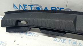 Накладка проема багажника Ford Edge 15- черная, царапины, побелел пластик