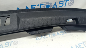 Накладка проема багажника Ford Edge 15- черная, царапины, побелел пластик