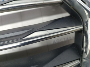 Решетка радиатора в сборе Audi A4 B9 17-19 с эмблемой, под парктроники, песок, светлый хром