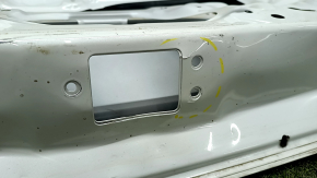 Дверь багажника голая Toyota Prius V 12-17 белый 070, тычка, деформировано крепление замка