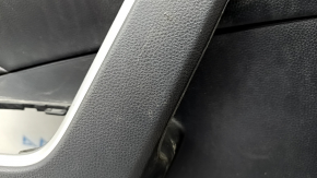 Обшивка двери карточка передняя левая Toyota Rav4 19- кожа черная, царапины
