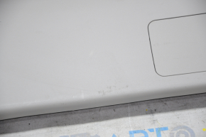 Обшивка двери багажника нижняя Toyota Prius V 12-17 беж, побелел пластик, царапины