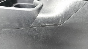 Консоль центральна підлокітник Toyota Rav4 19- шкіра чорна, під повітропроводи, подряпини, надриви