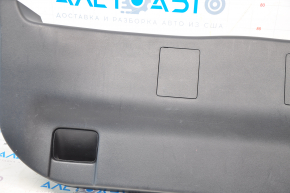 Обшивка дверей багажника нижня Toyota Prius 30 10-15 черн, потерта 