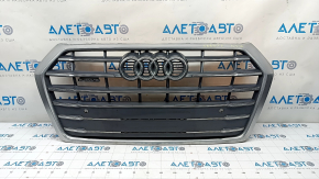 Решетка радиатора grill Audi Q5 80A 18-20 в сборе, с эмблемами, хром, под парктроники, песок, трещина