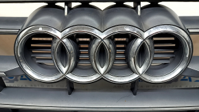 Грати радіатора grill Audi Q5 80A 18-20 в зборі, з емблемами, хром, під парктроніки, пісок, тріщина
