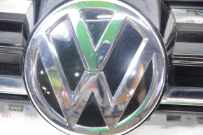 Решетка радиатора grill со значком VW Golf 15-17 песок, мелкие царапины