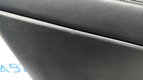 Обшивка двери карточка задняя левая Nissan Rogue 17-20 черн с черн вставкой пластик, подлокотник кожа, царапины