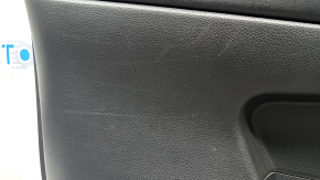 Обшивка двери карточка передняя левая Nissan Rogue 17-20 черн с черн вставкой пластик, подлокотник кожа, под память, царапины, надрывы