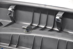 Накладка проема багажника VW Golf 15-17 5d черн, потерт, царапины, надлом креплений