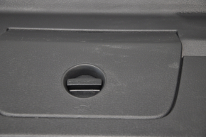 Обшивка дверей багажника низ VW Golf 15- 5d чорний, потертість, тички, подряпина