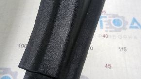 Накладка центральной стойки нижняя правая Chevrolet Volt 16- черн, царапины