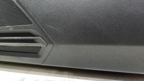 Обшивка дверей картка передня права VW Tiguan 18- ганчірка, чорна, подряпини