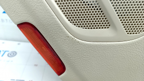 Обшивка двери карточка задняя правая VW Touareg 11-14 кожа бежевая с коричневым , без шторки, вставка под дерево, с пищалкой, прожоги