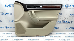 Обшивка двери карточка передняя правая VW Touareg 11-14 кожа бежевая с коричневым, вставка под дерево, с пищалкой, царапины