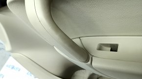 Обшивка дверей картка передня права VW Touareg 11-14 бежева шкіра з коричневим, вставка під дерево, з пищалкою, подряпини