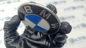 Эмблема капота BMW 3 G20 19- облез лак