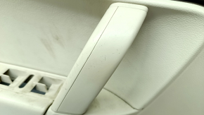 Обшивка двери карточка передняя левая VW Touareg 11-14 кожа бежевая с коричневым, вставка под дерево, с пищалкой, под память сидений, царапины, под химчистку