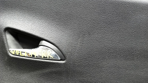 Обшивка двери карточка задняя правая Chevrolet Volt 11-15 черная, подлокотник резина черная, царапины