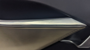 Обшивка двери карточка задняя левая Tesla Model S 12-15 дорест кожа черн, с беж вставкой, с подсветкой, тычка на хроме, царапины на коже