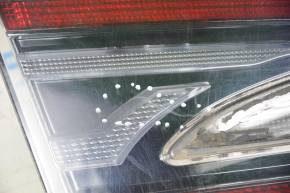 Ліхтар внутрішні двері багажника лівий Tesla Model S 12-20 подряпини, бруд під склом