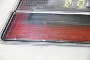 Фонарь внутренний дверь багажника правый Tesla Model S 12-20 царапины, грязь под стеклом