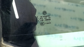 Стекло двери треугольник заднее правое VW Tiguan 09-17 зеленый оттенок, царапина, слом креп