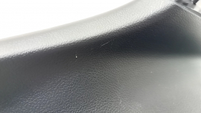 Обшивка дверей багажника центральна Toyota Prius Prime 17-22 чорна, подряпина, зламані кріплення