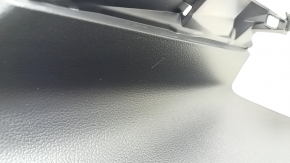 Обшивка дверей багажника центральна Toyota Prius Prime 17-22 чорна, подряпина, зламані кріплення