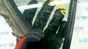 Стекло двери треугольник с уплотнителем заднее правое Lexus CT200h 11-17 царапины