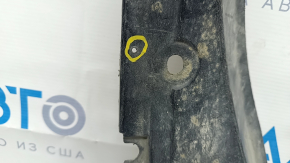 Уплотнитель заднего бампера правый Toyota Highlander 11-13 сломано крепление, не заводское отверстие