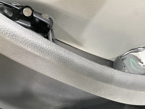 Обшивка дверей картка ззаду права VW Jetta 11-18 USA чорна з сірою хром вставкою, подряпини