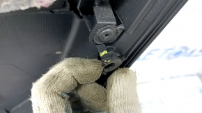 Обшивка дверей картка передня ліва Toyota Camry v70 18- чорний з чорною вставкою пластик, підлокітник гума, надламане кріплення