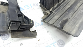 Дефлектор радиатора нижний Mercedes C-class W205 15-21 отломан фрагмент