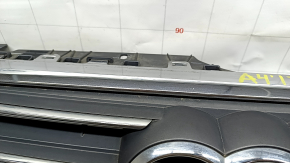 Грати радіатора в зборі Audi A4 B9 17-19 з емблемою, під парктроніки, світлий хром, пісок