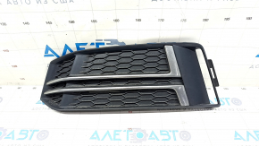 Решетка переднего бампера левая Audi A4 B9 17-19 s-line, без радара, светлый хром, песок