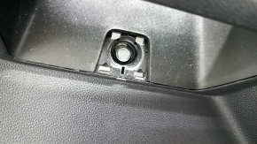 Обшивка двери карточка задняя правая VW Atlas 18- черная, со шторкой и пищалкой, царапины, отсутствует заглушка