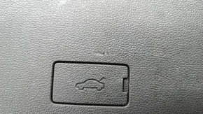 Обшивка дверей багажника низ VW Atlas 18- чорна, подряпини