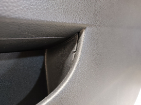 Обшивка двери карточка передняя правая VW Jetta 11-18 USA черн с беж вставкой пластик, подлокотник кожа, молдинг серый глянец, царапины