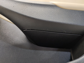 Обшивка двери карточка передняя правая VW Jetta 11-18 USA черн с беж вставкой пластик, подлокотник кожа, молдинг серый глянец, царапины