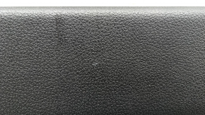 Обшивка двери багажника VW Tiguan 09-17 черная царапины, затерта, отсутствуют заглушки