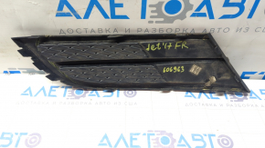 Решітка переднього бампера збоку права VW Jetta 15-18 USA без птф, тріщина, пісок