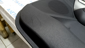 Обшивка двери карточка передняя правая Kia Niro 17-22 HEV, PHEV черная, матовая серая вставка, потертости, под химчистку