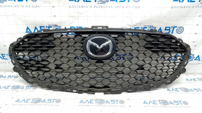 Решетка радиатора grill Mazda 3 19- 4d в сборе, с эмблемой, матовая черная, песок, отверстия под рамку